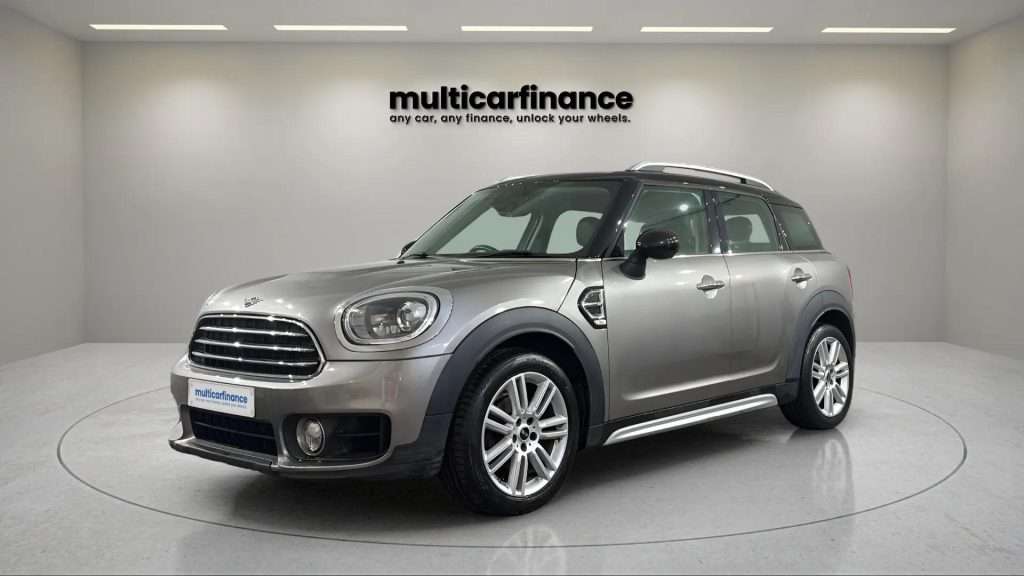 MINI Countryman 2018 front three-quarter