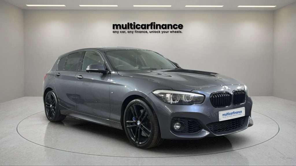 BMW 1 Series 2019 front three-quarter