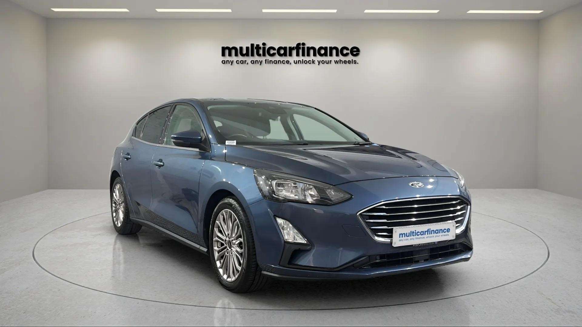 Ford Focus 2020 front three-quarter