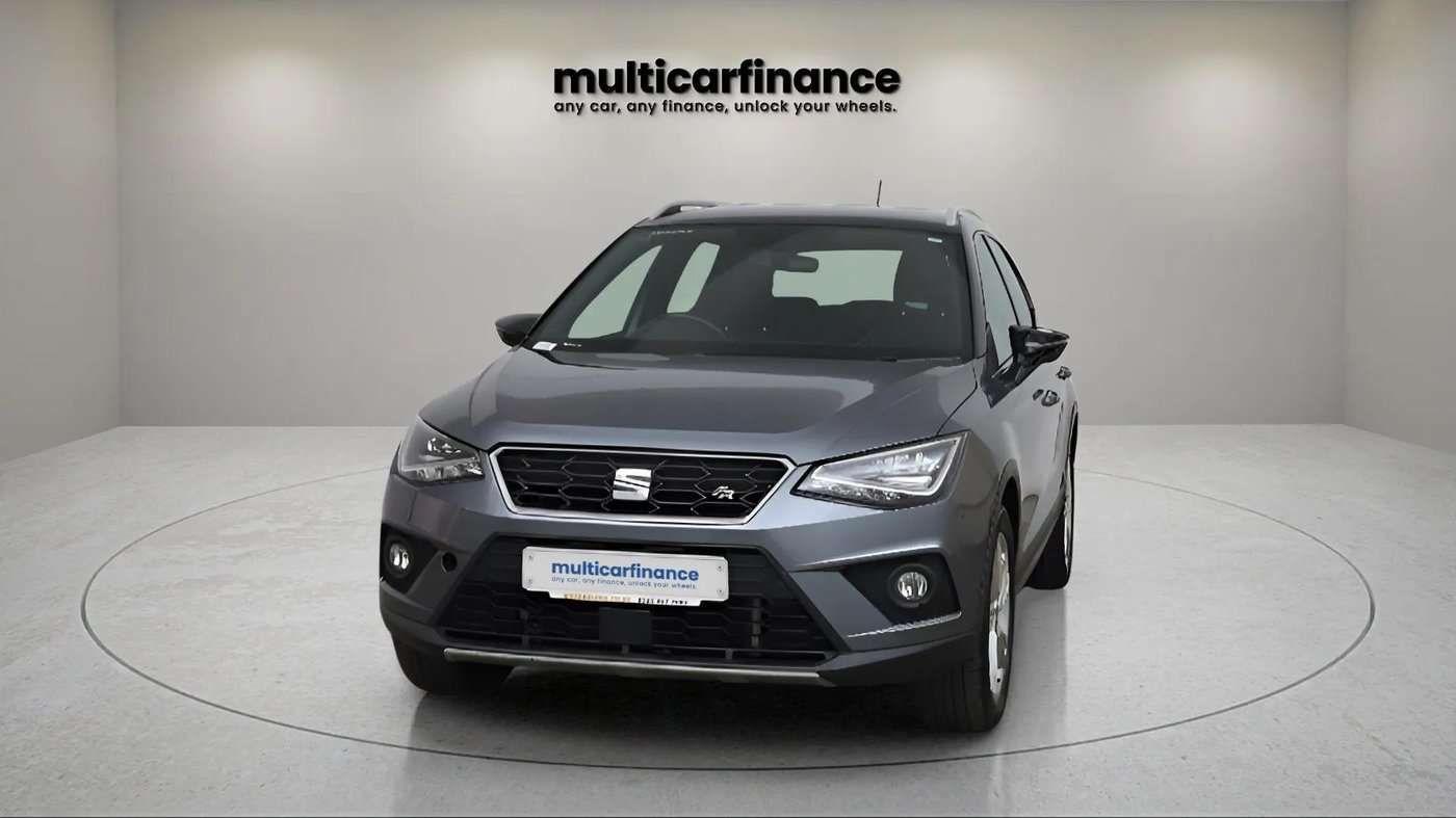 SEAT Arona 2018 front three-quarter
